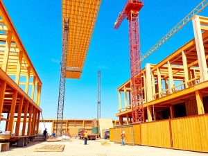 Materiale de constructie moderne la un santier in 2025.